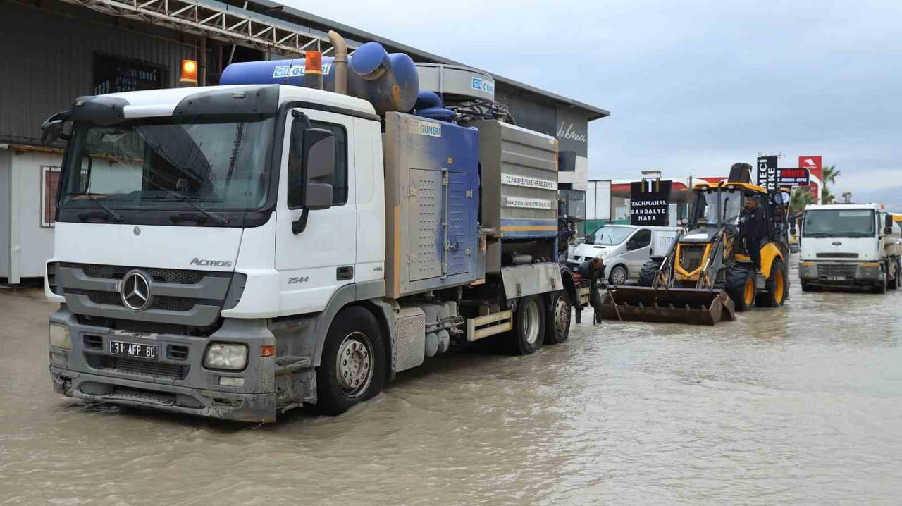 HATAY’DA ETKİLİ OLAN YAĞIŞ SONRASI SAHADA ETKİN OLARAK ÇALIŞMALARINI SÜRDÜREN BÜYÜKŞEHİR...