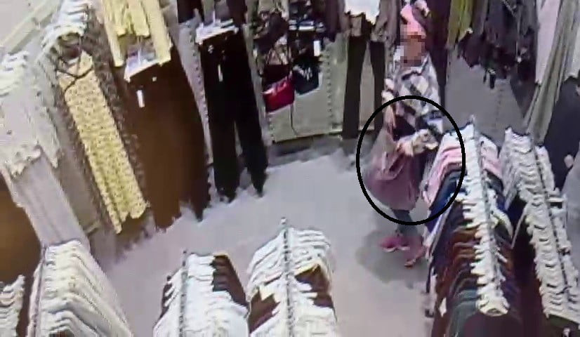 HATAY’DA EVLADININ YANINDA PRİMEMAL ALIŞVERİŞ MERKEZİNDE BULUNAN 2 MAĞAZADAN HIRSIZLIK YAPAN...