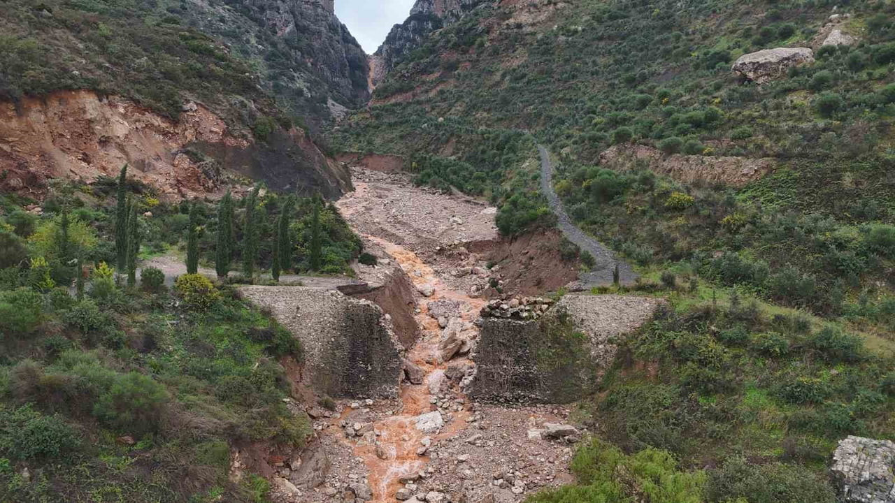 HATAY’DA GECE SAATLERİNDE ETKİLİ OLAN YAĞIŞLA BİRLİKTE DEBİSİ ARTAN DEREDE OLUŞAN SELLE BİRLİKTE...