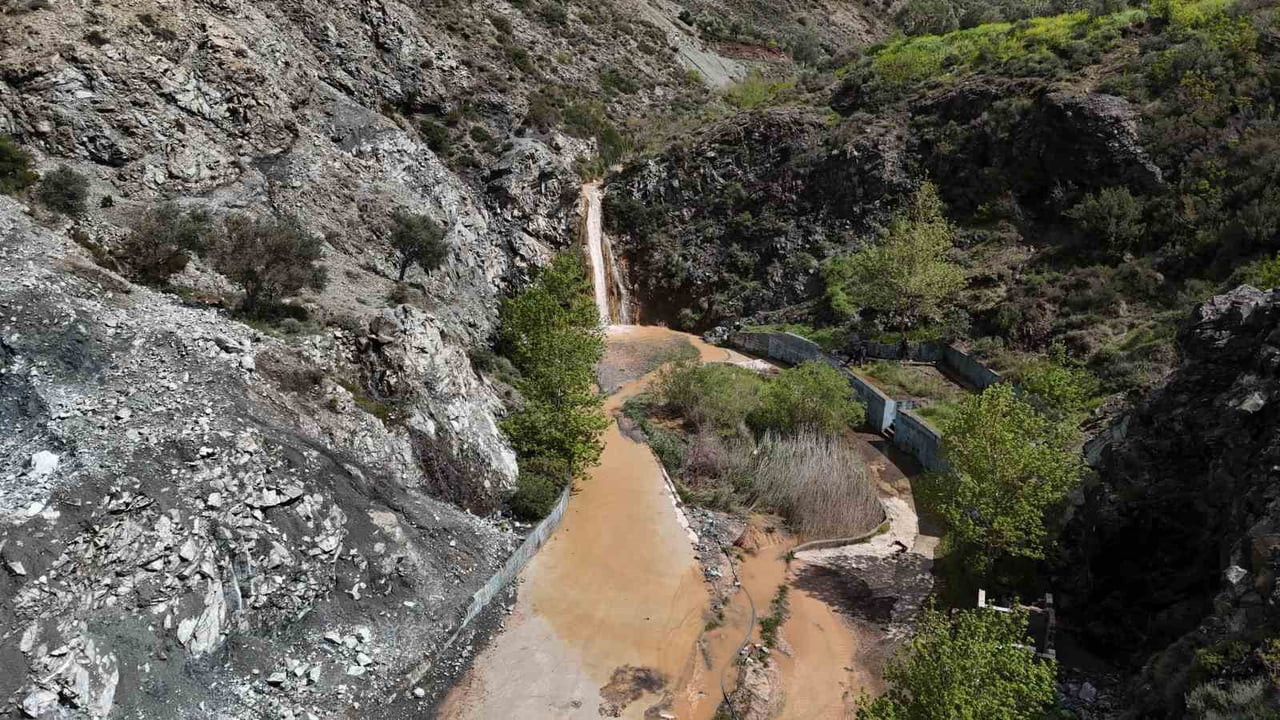 HATAY’DA GEÇTİĞİMİZ YIL YAŞANAN TARİHİ KURAKLIKLA AKMAZ HALE GELEN ŞARLAK ŞELALESİ, AŞIRI...