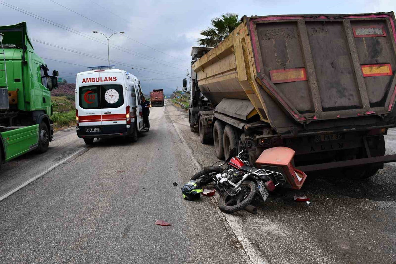 HATAY’DA HAFRİYAT KAMYONUYLA ÇARPIŞAN MOTOSİKLETİN SÜRÜCÜSÜ YARALANDI.
