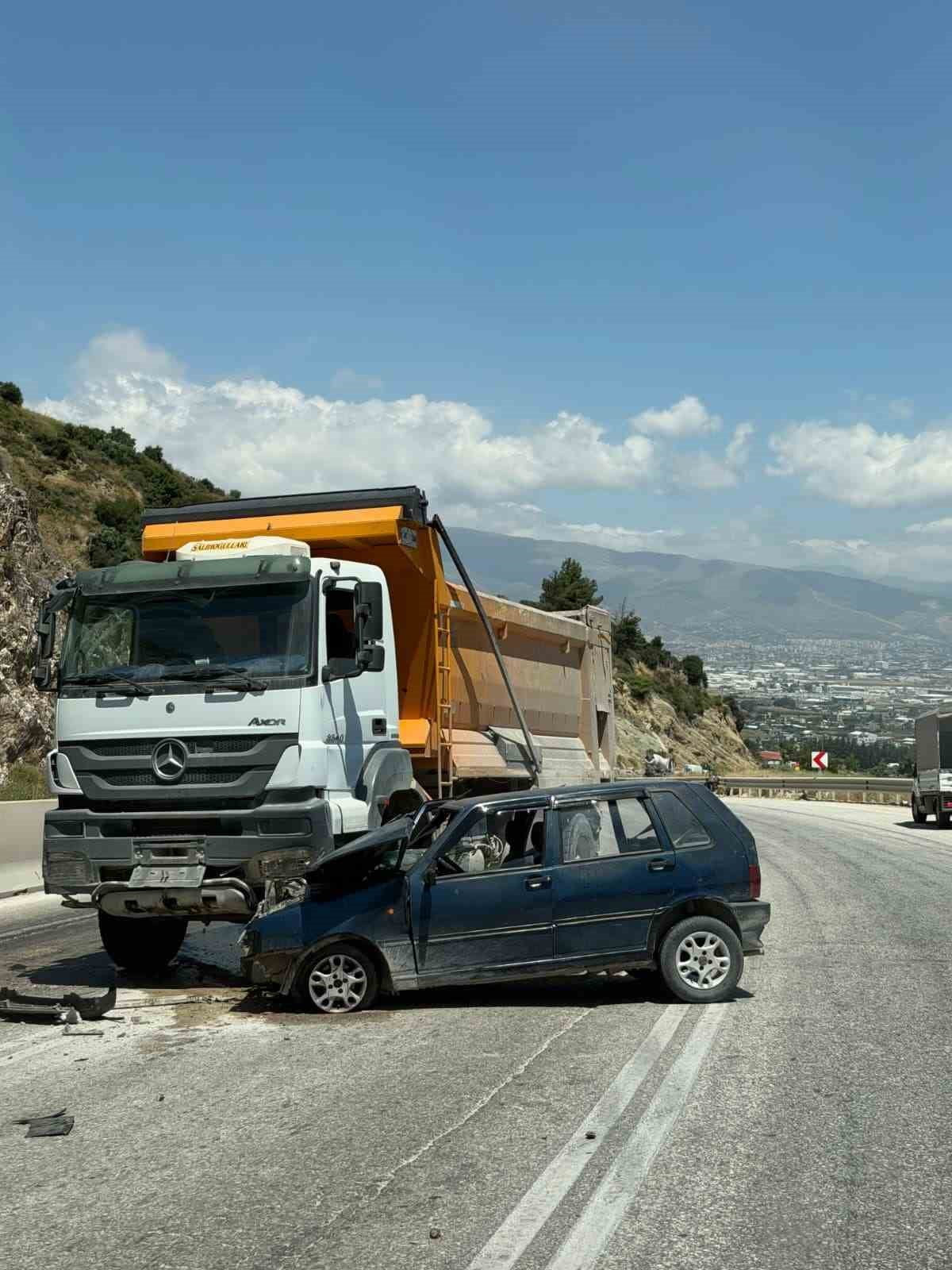 HATAY’DA HAFRİYAT KAMYONUYLA KAFA KAFAYA ÇARPIŞAN OTOMOBİLDEKİ 2 KİŞİ YARALANDI.