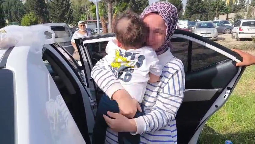 HATAY’DA KAPILARIN KİLİTLENMESİYLE OTOMOBİLİN İÇERİSİNDE MAHSUR KALAN 1 BUÇUK YAŞINDAKİ EVLADINA...