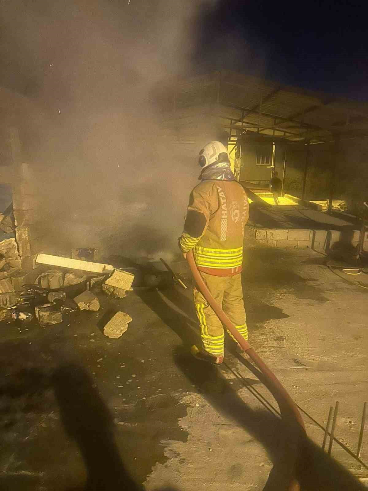 HATAY’DA MESKENİN ÇATI KATINDA ÇIKAN YANGIN, İTFAİYE EKİPLERİNİN HIZLI MÜDAHALESİYLE ÇEVREYE...
