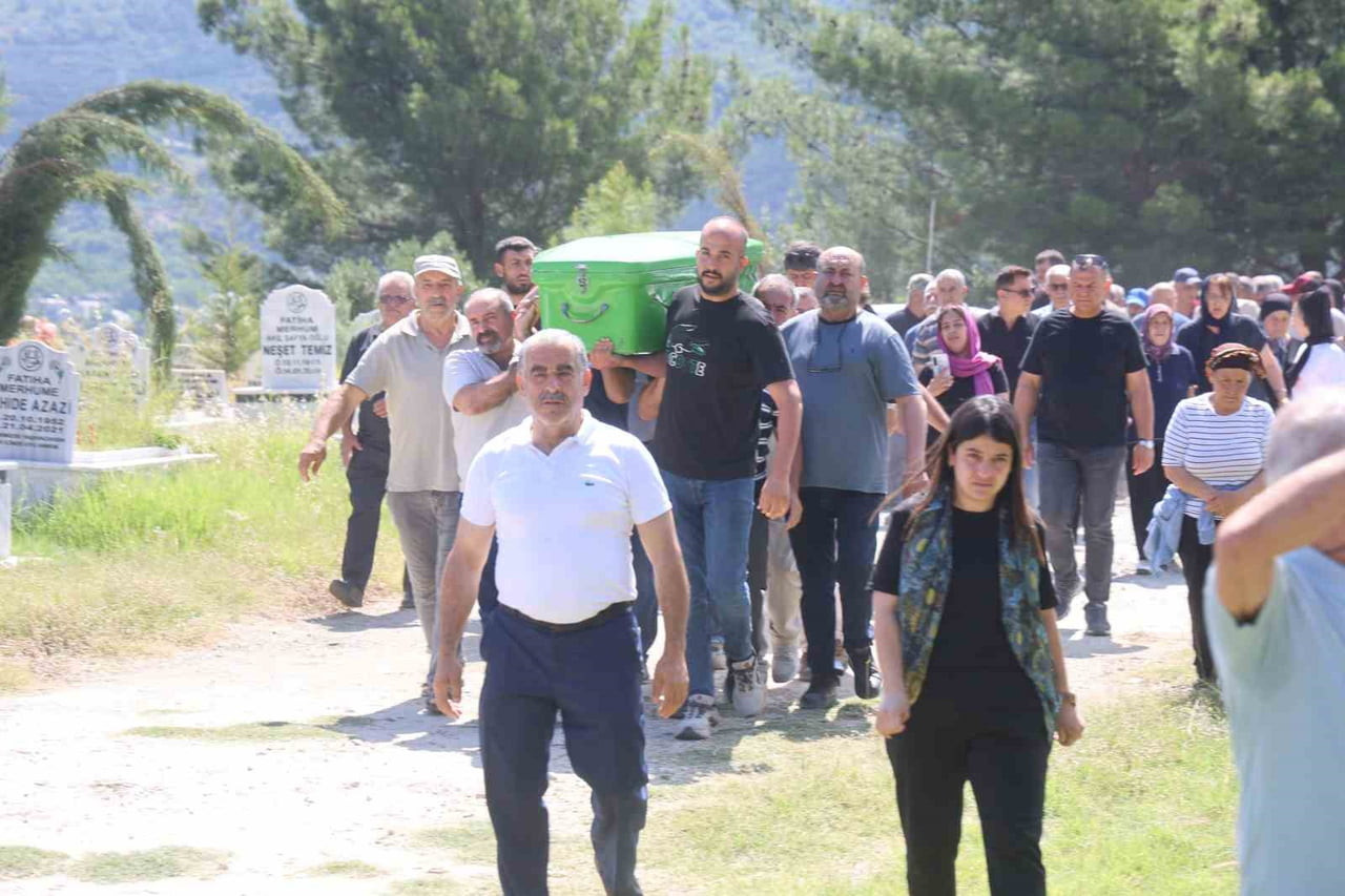 HATAY’DA NİŞANLISI TARAFINDAN ÖLDÜRÜLEN LAMİYA İLE BABASI YUSUF AZAZİ, KILINAN CENAZE NAMAZININ...