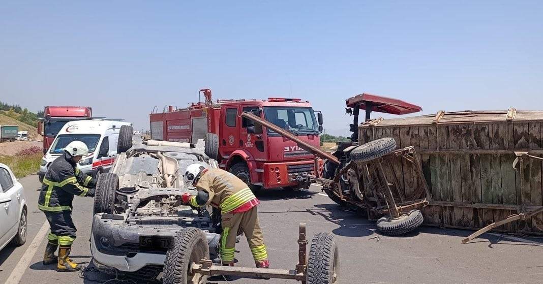 HATAY’DA OTOMOBİL VE TRAKTÖRÜN ÇARPIŞMASIYLA YAŞANAN KAZADA 2 KİŞİ YARALANDI