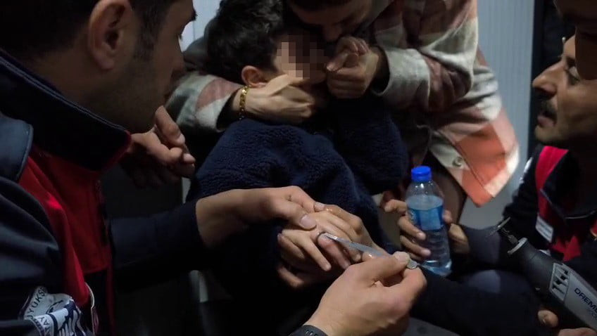 HATAY’DA OYUN OYNARKEN ÇOCUĞUN PARMAĞINA SIKIŞAN YÜZÜK, İTFAİYE EKİPLERİ TARAFINDAN KESİLEREK...