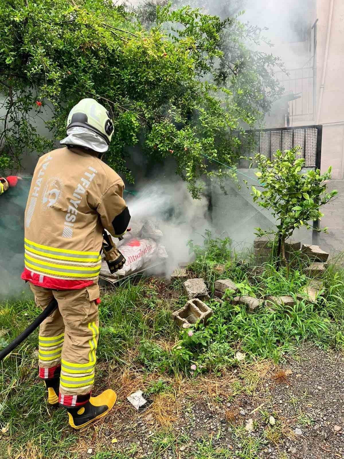 HATAY’DA PARK HALİNDEYKEN ALEVLERE TESLİM OLAN MOTOSİKLET KULLANILMAZ HALE GELDİ.