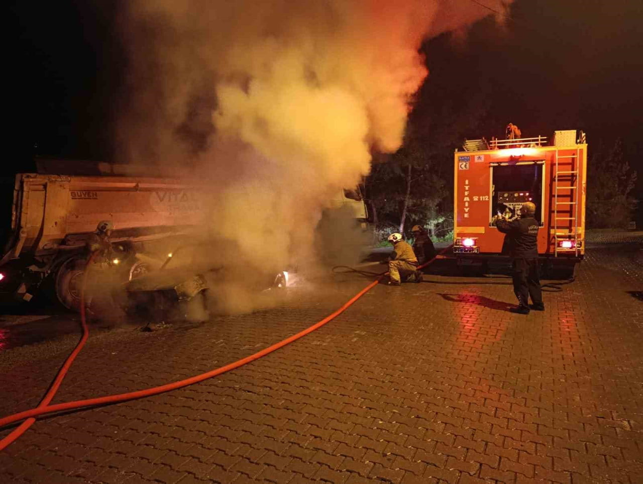 HATAY’DA PARK HALİNDEYKEN ALEVLERE TESLİM OLAN TOFAŞ MARKA OTOMOBİL YANARAK KULLANILMAZ HALE...