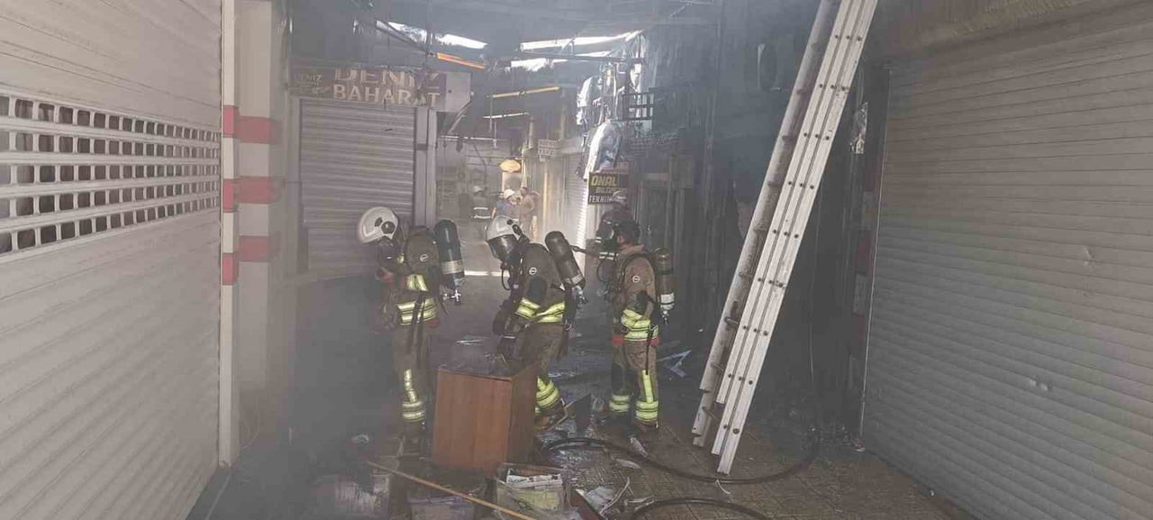 HATAY’DA PASAJ İÇERİSİNDE BULUNAN VE ALEVLERE TESLİM OLARAK YANAN 3 İŞ YERİ KULLANILMAZ HALE...