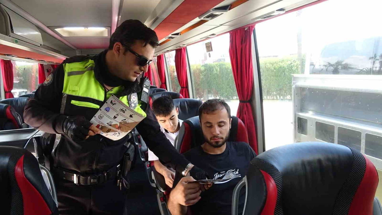 HATAY’DA POLİS EKİPLERİ, BAYRAM ÖNCESİ YOĞUNLUK YAŞANAN OTOGARDA BROŞÜRLER DAĞITARAK VE SÖZLÜ...