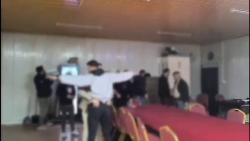 HATAY’DA POLİS EKİPLERİ, KAHVEHANEDE KUMAR OYNAYAN 42 ŞAHSA SUÇÜSTÜ YAPTI. OPERASYONDA YÜKSEK...