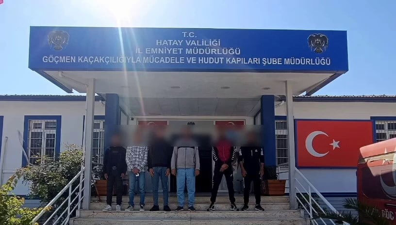 HATAY’DA POLİS EKİPLERİ TARAFINDAN DURDURULAN OTOMOBİLDE 6 GÖÇMEN YAKALANIRKEN, İNSAN KAÇAKÇISI...