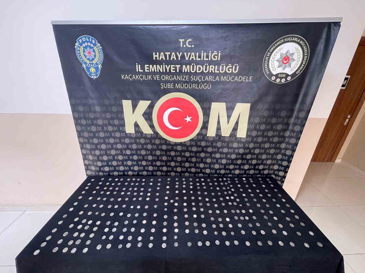 HATAY’DA POLİS EKİPLERİ TARAFINDAN TİCARİ TAKSİDE YAPILAN ARAMADA ORTAÇAĞ DÖNEMİNE AİT 309 GÜMÜŞ...