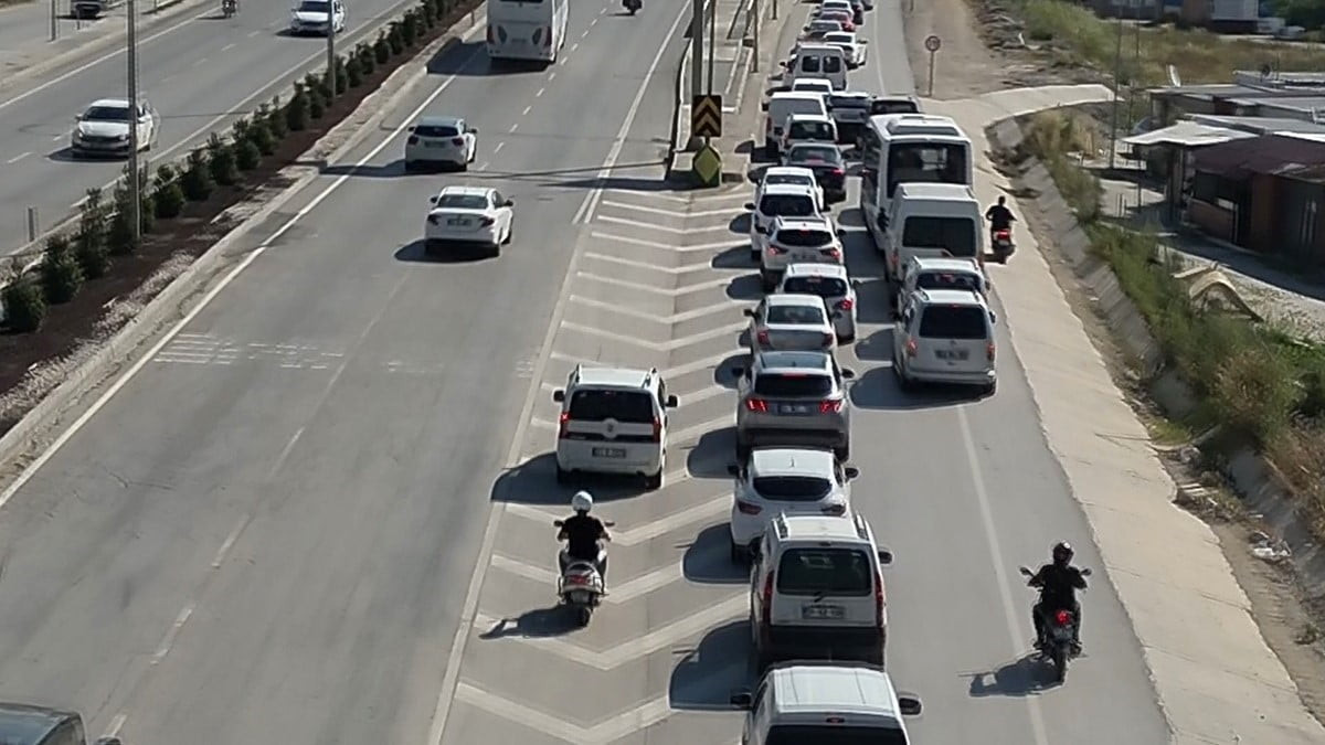 HATAY’DA POLİS EKİPLERİ TARAFINDAN YAPILAN DRON DENETİMİNDE; ARAÇ KUYRUĞUNUN ÖNÜNE GEÇMEK İÇİN...