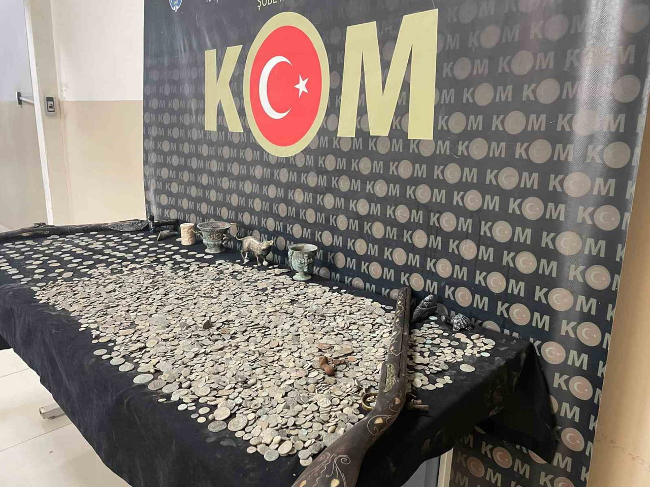 HATAY’DA POLİS EKİPLERİ TARAFINDAN YÜRÜTÜLEN ÇALIŞMALAR KAPSAMINDA DURDURULAN ARAÇTA BİNLERCE...