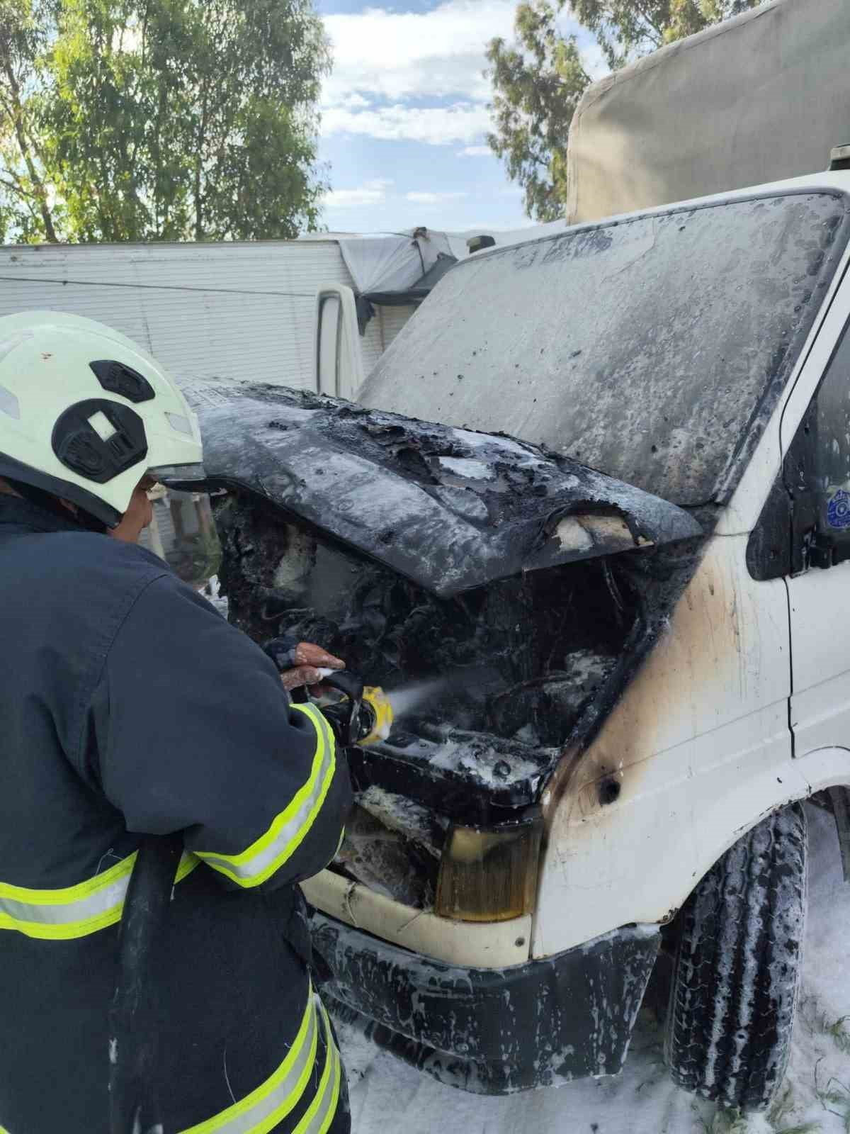 HATAY’DA SEYİR HALİNDEYKEN MOTOR KISMI ALEVLERE TESLİM OLAN OTOMOBİLDE ÇIKAN YANGIN...