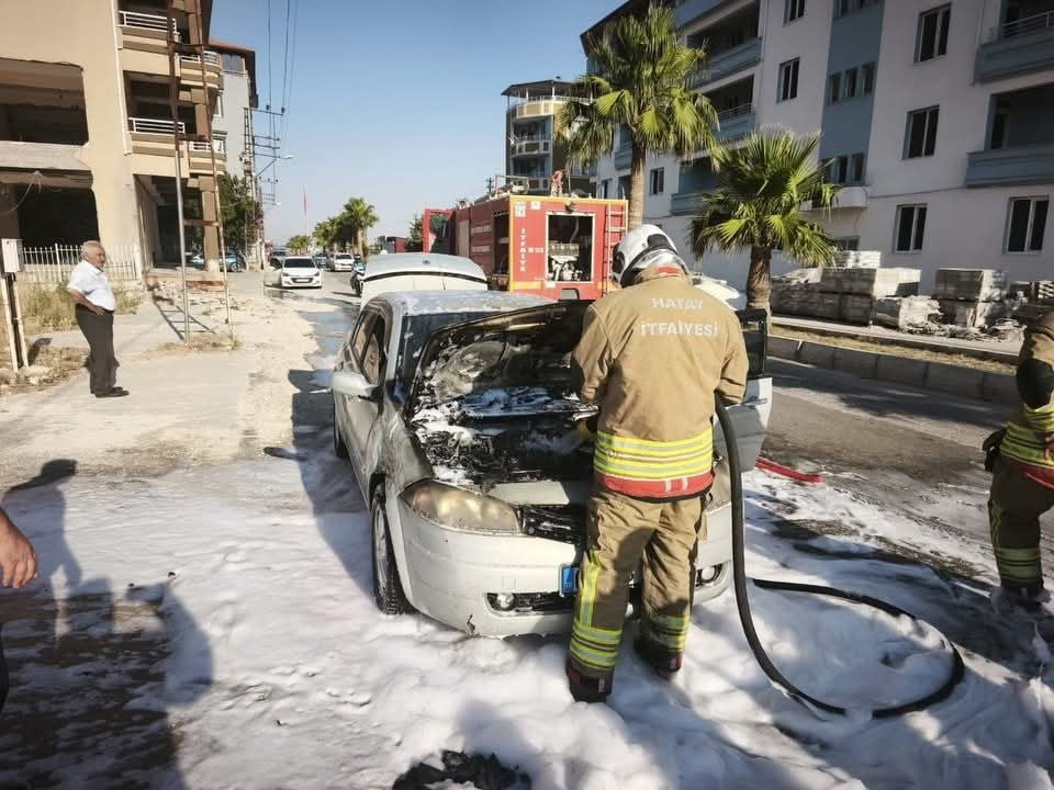 HATAY’DA SEYİR HALİNDEYKEN MOTOR KISMI ALEVLERE TESLİM OLAN OTOMOBİLDE ÇIKAN YANGIN...