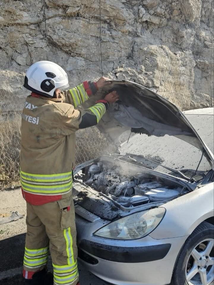 HATAY’DA SEYİR HALİNDEYKEN MOTOR KISMI ALEVLERE TESLİM OLAN OTOMOBİLDE ÇIKAN YANGIN...
