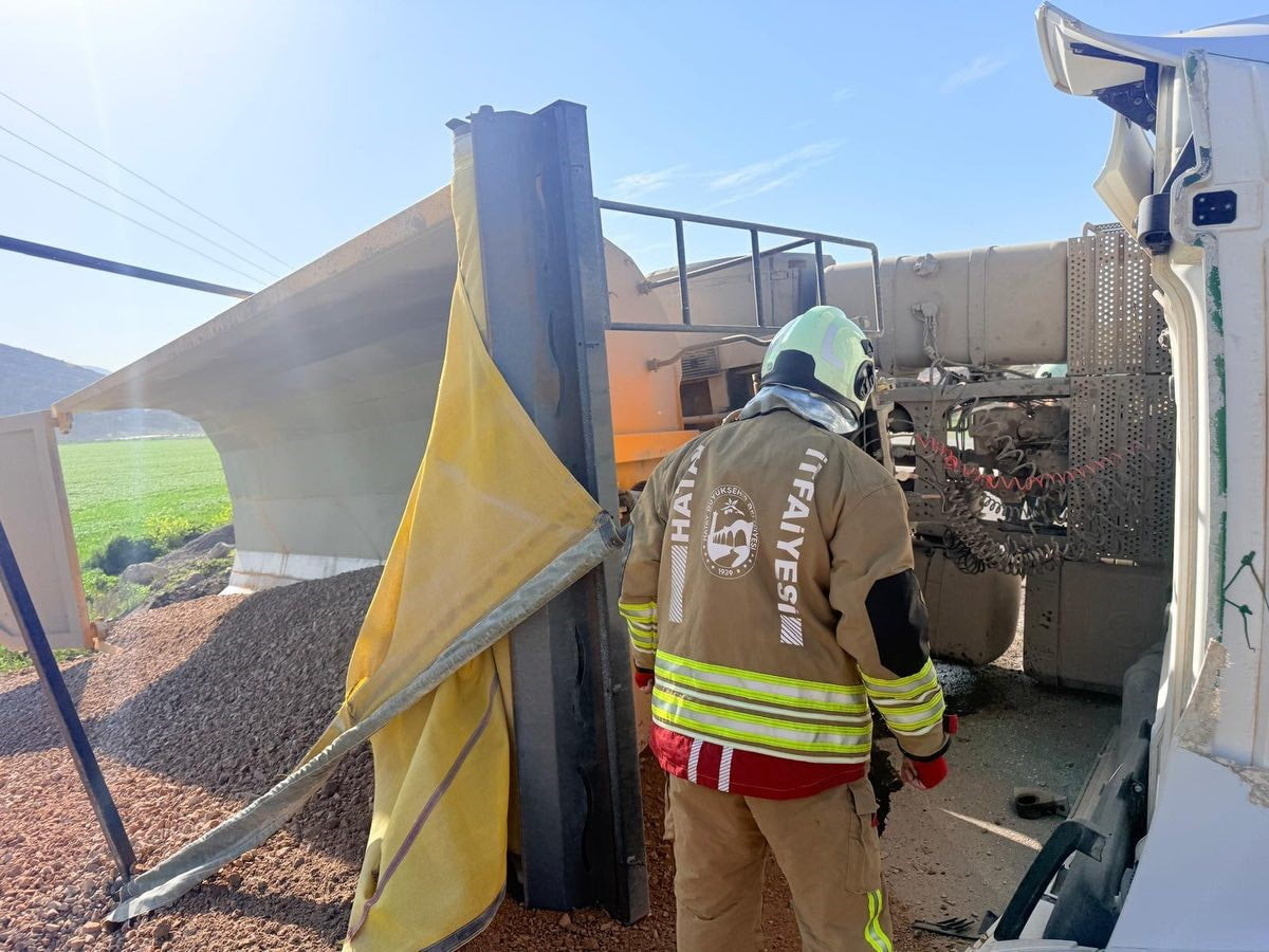 HATAY’DA SÜRÜCÜNÜN KONTROLÜNÜ KAYBETMESİYLE DEVRİLEN HAFRİYAT KAMYONUNUN SÜRÜCÜSÜ...