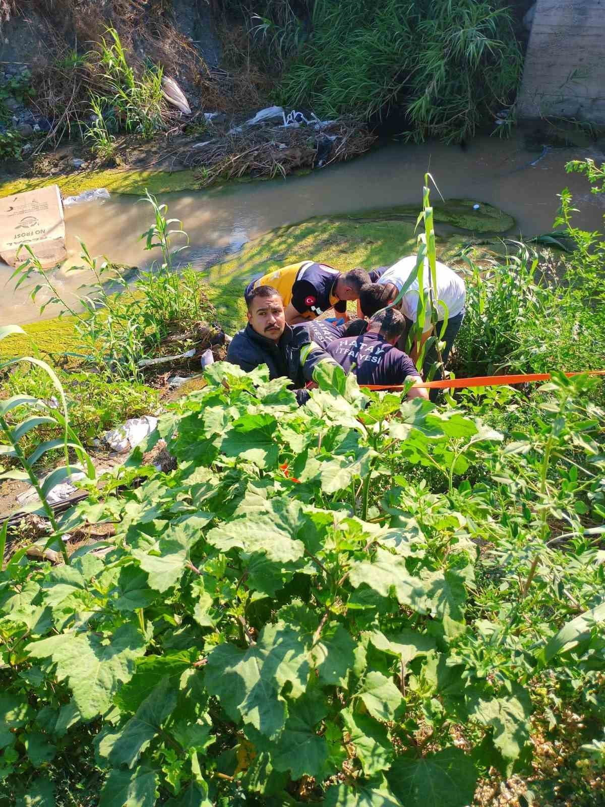 HATAY’DA SÜRÜCÜSÜNÜN DİREKSİYON HAKİMİYETİNİ KAYBETMESİYLE DEREYE UÇAN MOTOSİKLETİN SÜRÜCÜSÜ...