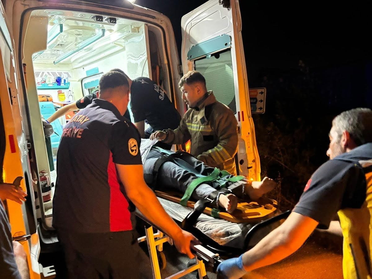 HATAY’DA SÜRÜCÜSÜNÜN DİREKSİYON HAKİMİYETİNİ KAYBETMESİYLE DEREYE UÇAN MOTOSİKLETİN SÜRÜCÜSÜ...