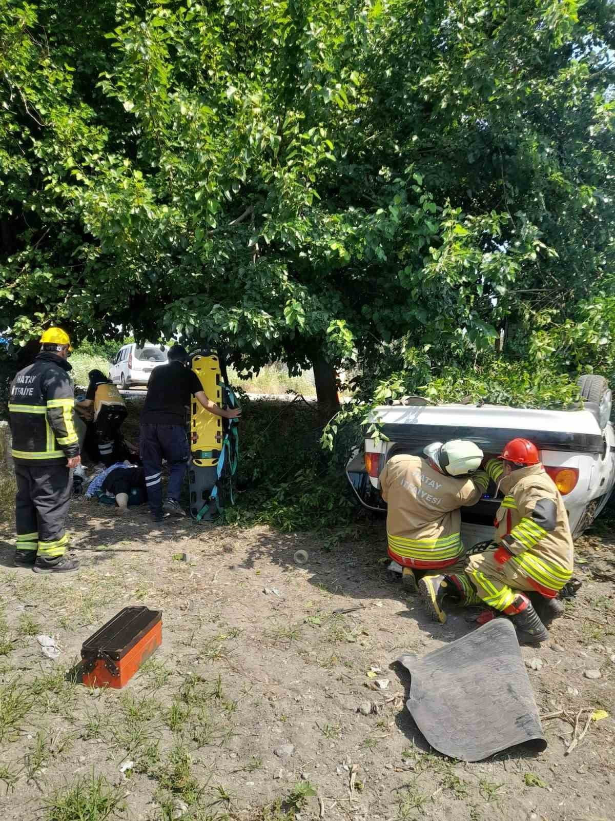 HATAY’DA SÜRÜCÜSÜNÜN DİREKSİYON HAKİMİYETİNİ KAYBETMESİYLE TAKLA ATARAK TERS DÖNEN OTOMOBİLDE...