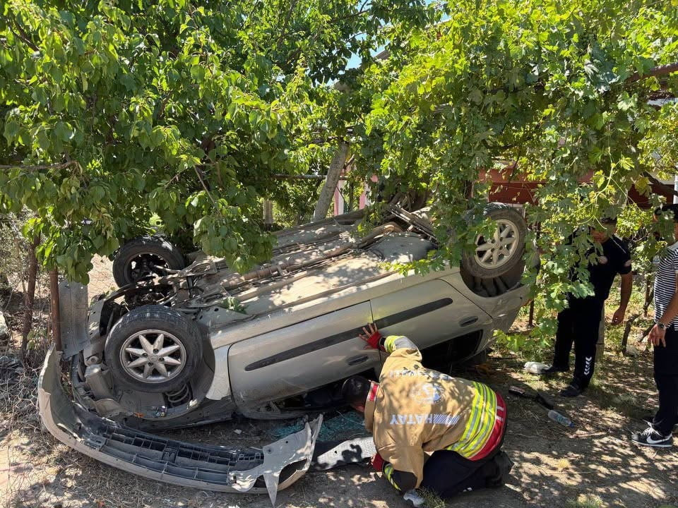 HATAY’DA SÜRÜCÜSÜNÜN KONTROLÜNÜ KAYBETMESİYLE TAKLA ATARAK TERS DÖNEN OTOMOBİLİN SÜRÜCÜSÜ...