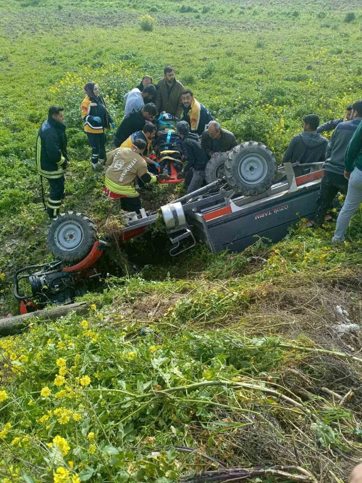 HATAY’DA SÜRÜCÜSÜNÜN KONTROLÜNÜ KAYBETMESİYLE TARLAYA DEVRİLEREK TERS DÖNEN PATPATIN SÜRÜCÜSÜ...