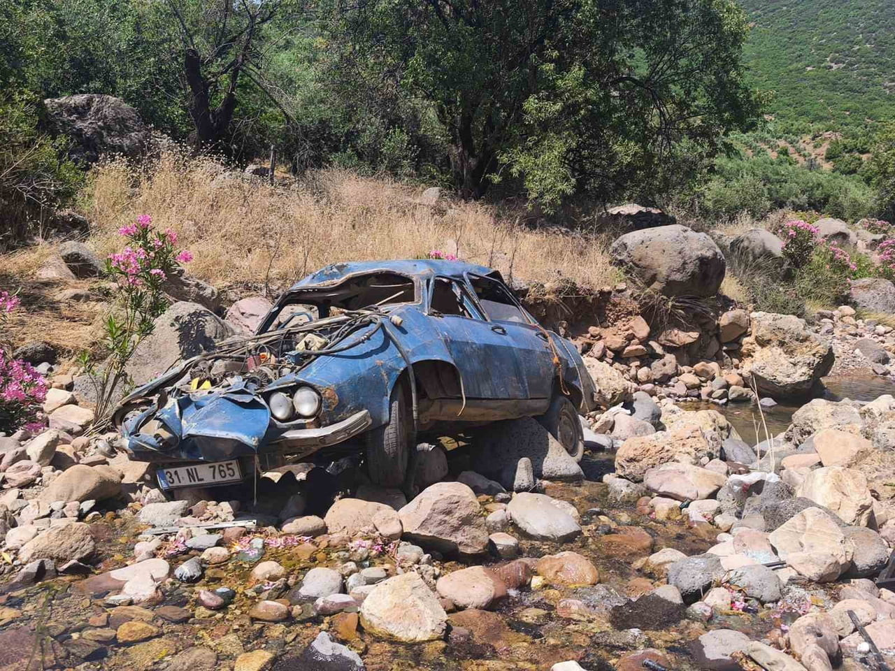 HATAY’DA SÜRÜCÜSÜNÜN KONTROLÜNÜ KAYBETMESİYLE UÇURUMDAN YUVARLANARAK HURDAYA DÖNEN OTOMOBİLİN...