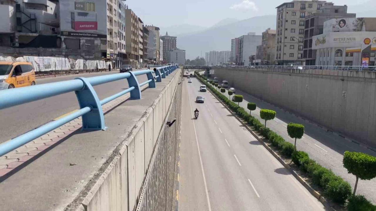 HATAY’DA TERS YÖNE GİREREK METRELERCE İLERLEYEN VE TRAFİKTEKİ DİĞER SÜRÜCÜLERİN KORNAYA...