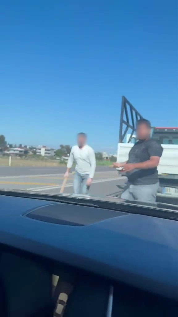 HATAY’DA TRAFİKTE YAŞANAN YOL VERME TARTIŞMASINDA AİLESİYLE BİRLİKTE SEYAHAT EDEN SÜRÜCÜNÜN ÖNÜNÜ...
