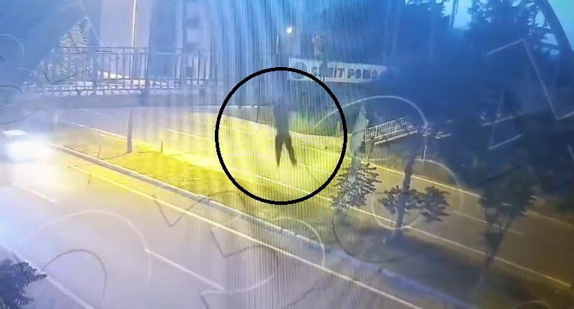 HATAY’DA ÜST GEÇİTTEN ATLAYARAK İNTİHAR EDEN 14 YAŞINDAKİ KIZ ÇOCUĞUNA YOLDAN GEÇEN ARACIN...