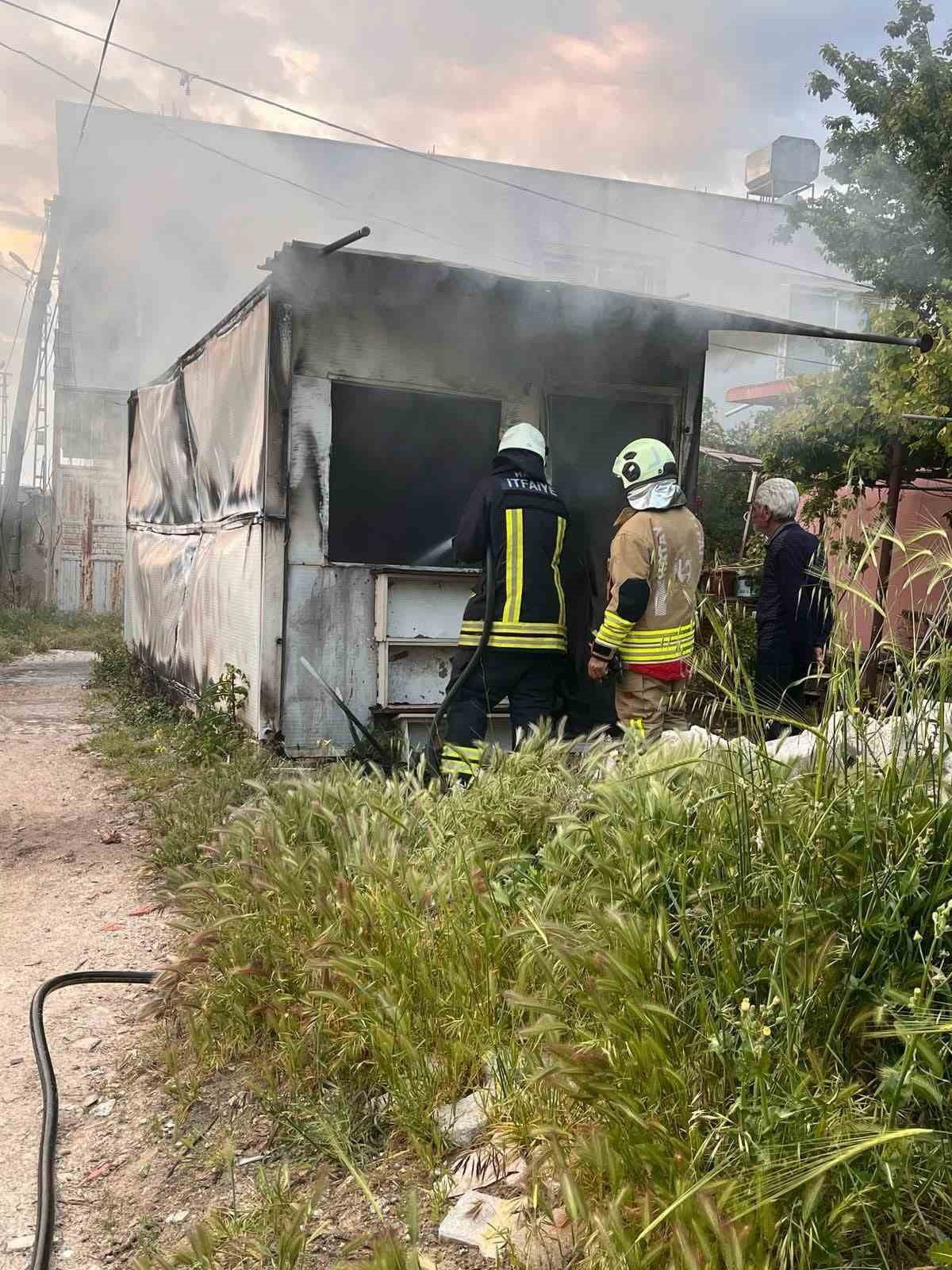 HATAY’IN ALTINÖZÜ İLÇESİNDE  BULUNAN KONTEYNER, ÇIKAN YANGINDA KULLANILAMAZ HALE GELDİ