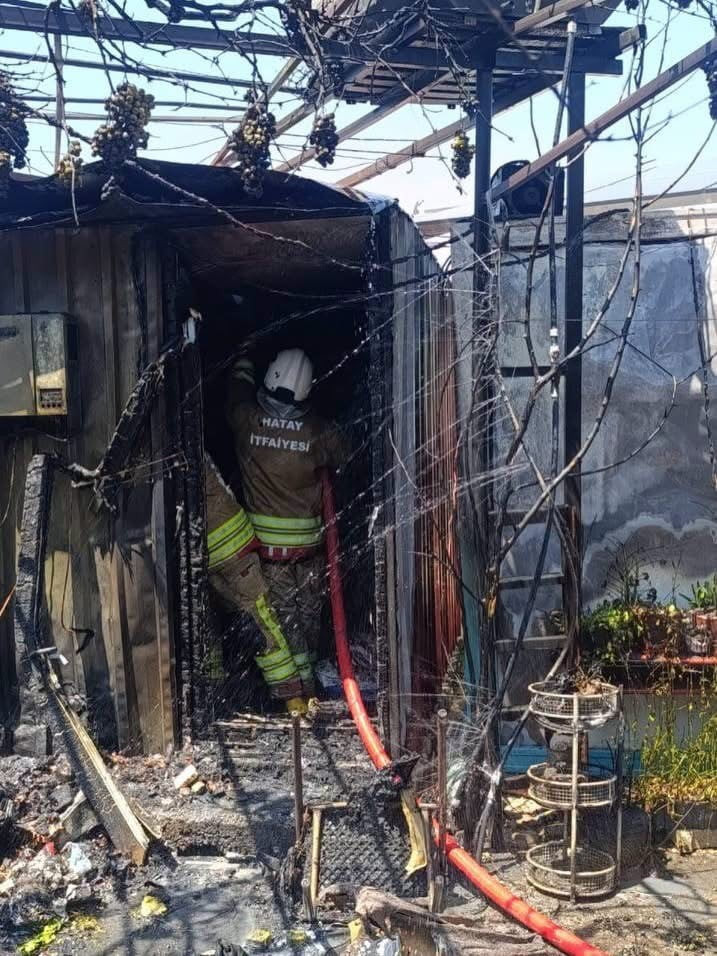 HATAY’IN ANTAKYA İLÇESİNDE ÇIKAN KONTEYNER YANGINI İTFAİYE EKİPLERİNİN MÜDAHALESİYLE BÜYÜMEDEN...