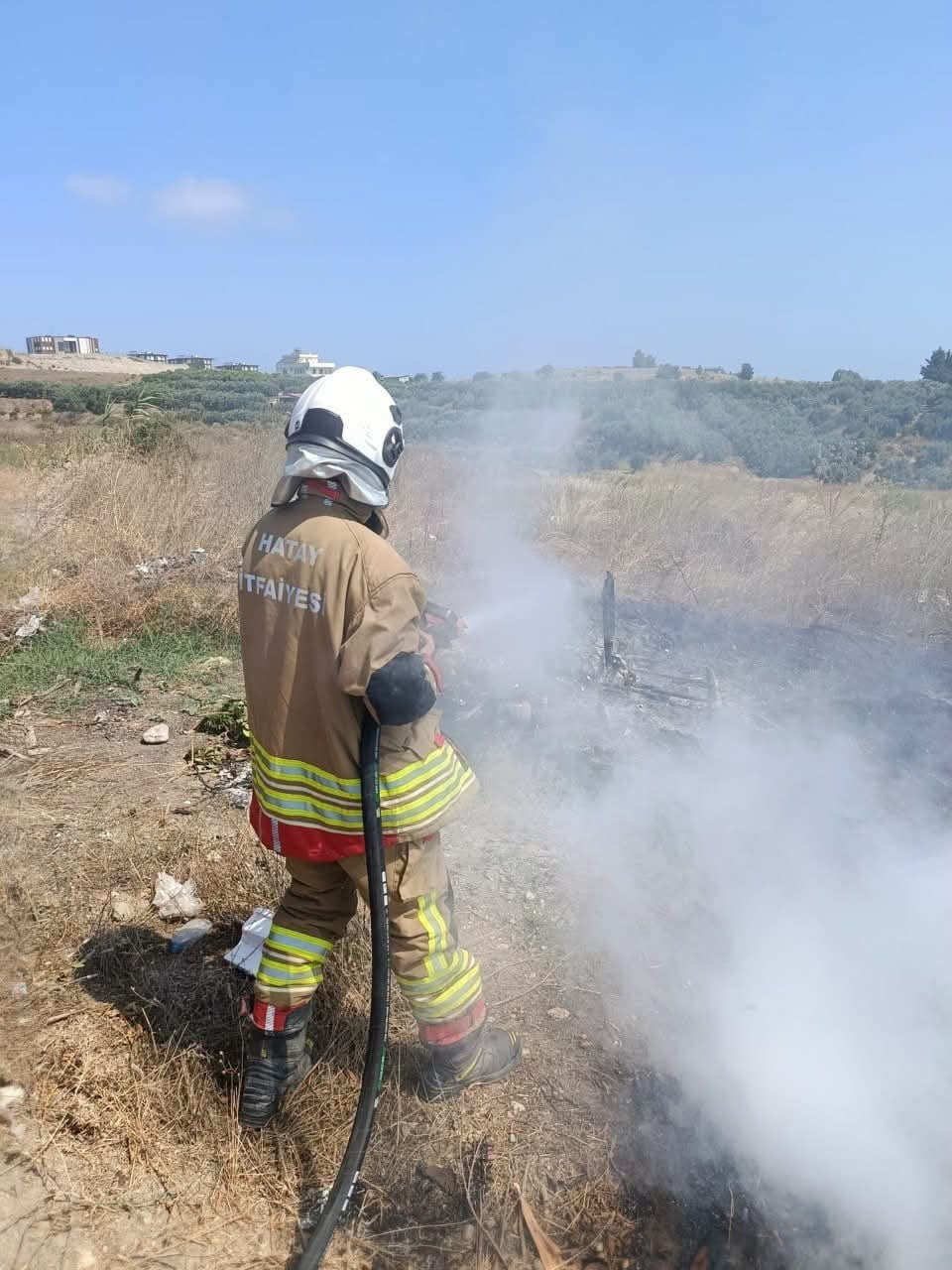 HATAY’IN ARSUZ İLÇESİNDE ÇÖPLÜK ALANDA ÇIKAN YANGIN, İTFAİYE EKİPLERİNİN HIZLI MÜDAHALESİYLE...