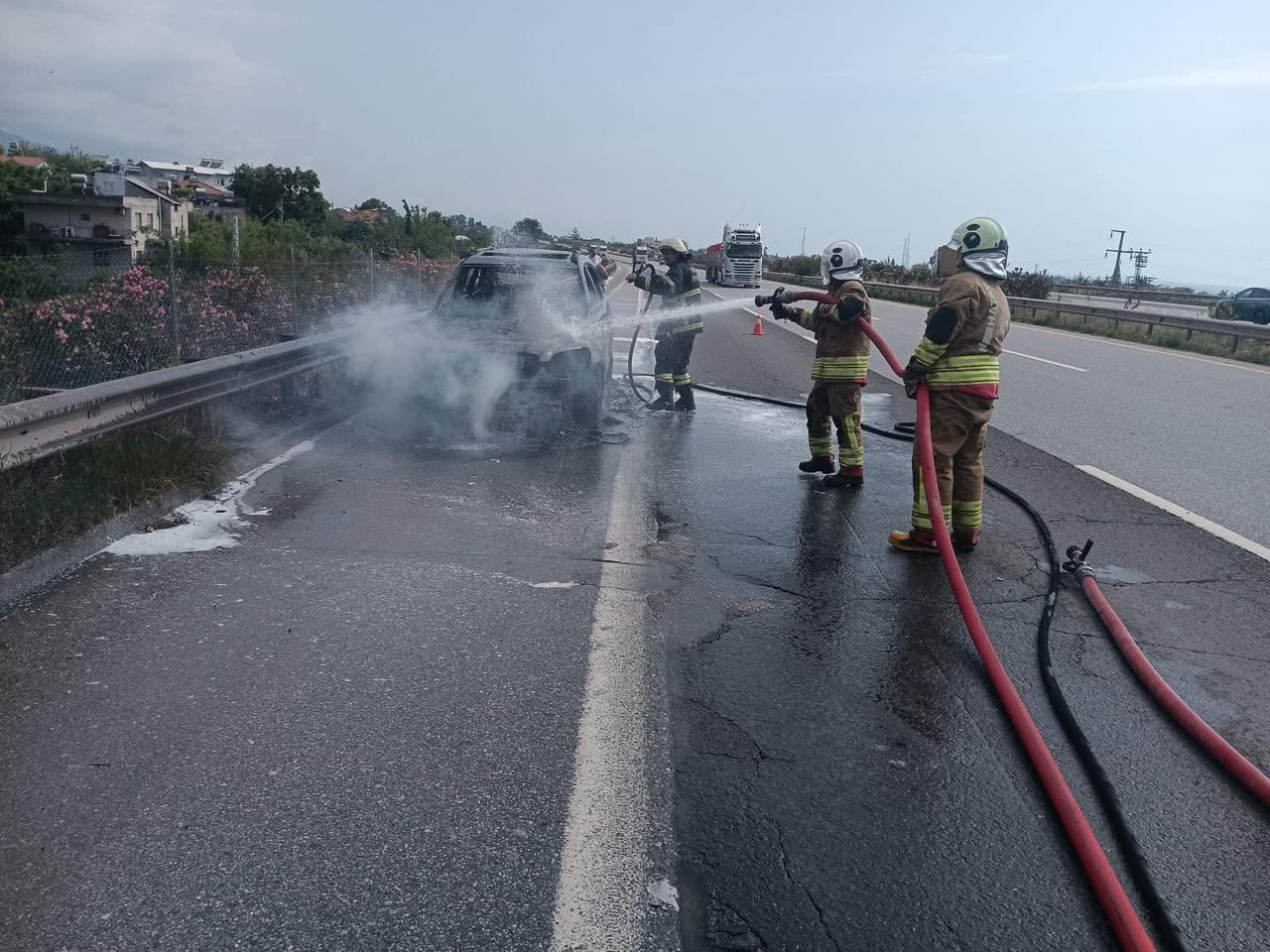 HATAY’IN DÖRTYOL İLÇESİNDE ALEVLERE TESLİM OLAN OTOMOBİL, KULLANILAMAZ HALE GELDİ.