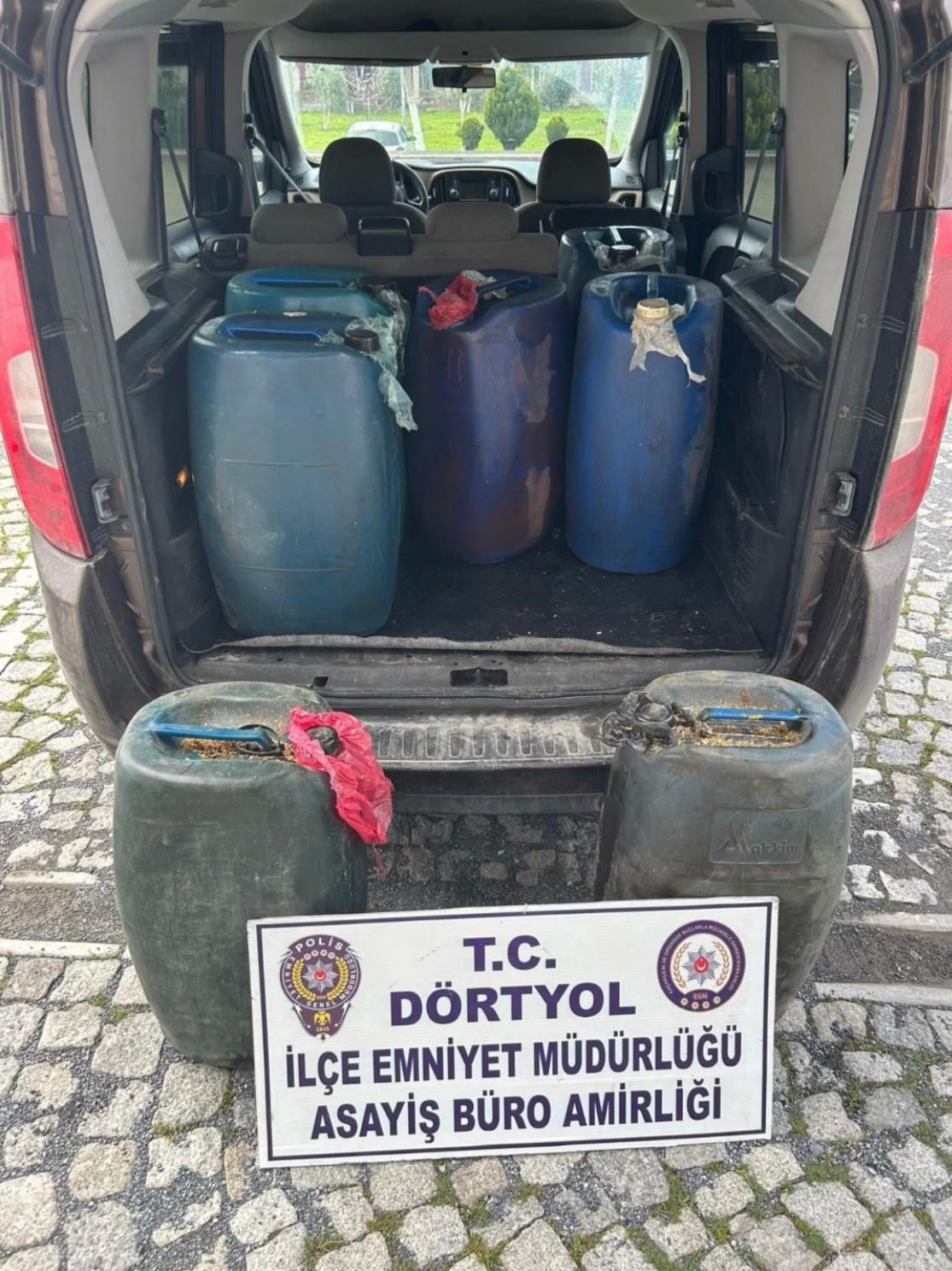 HATAY’IN DÖRTYOL İLÇESİNDE PARK HALİNDEKİ TIR’LARIN DEPOLARINDAN MAZOT ÇALAN ŞÜPHELİ YAKALANIRKEN...