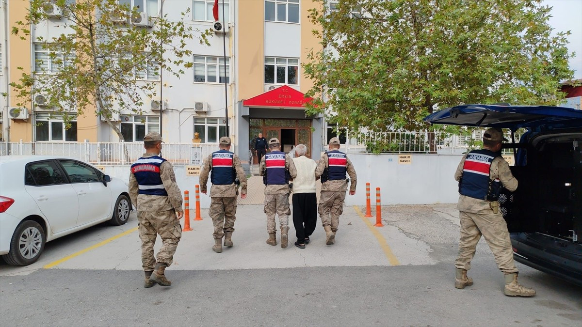 Hatay’ın Erzin ilçesinde, eşini baltayla öldürüp evin banyosuna gömdüğü iddiasıyla gözaltına...