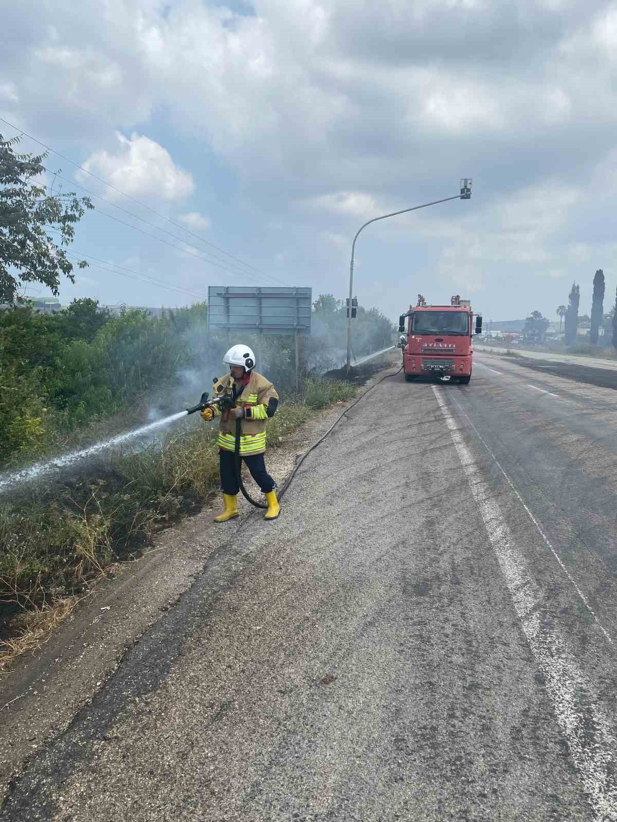 HATAY’IN ERZİN İLÇESİNDE OTLUK ALANDA ÇIKAN YANGIN, İTFAİYE EKİPLERİNİN MÜDAHALESİYLE KONTROL...