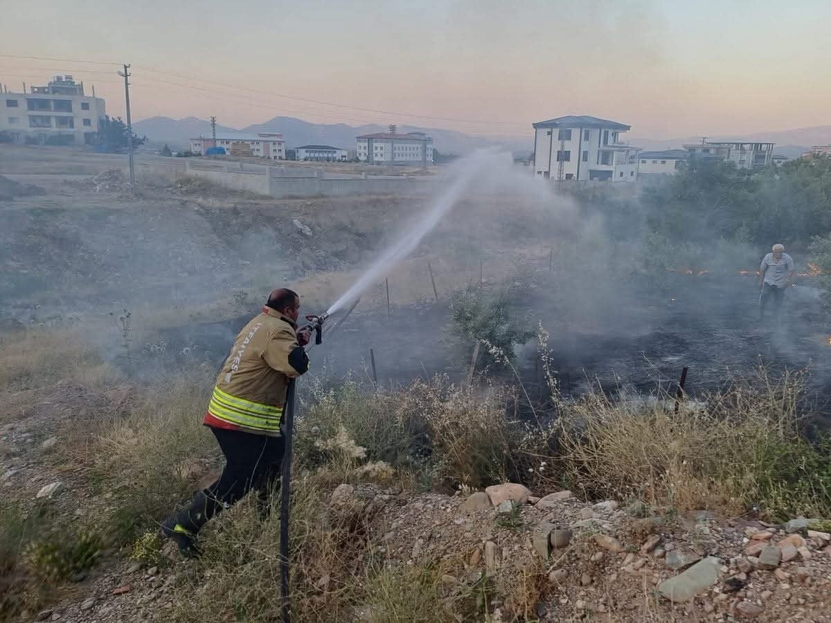 HATAY’IN HASSA İLÇESİNDE BAHÇEDE ÇIKAN YANGIN, İTFAİYE EKİPLERİNİN HIZLI MÜDAHALESİYLE GENİŞ...