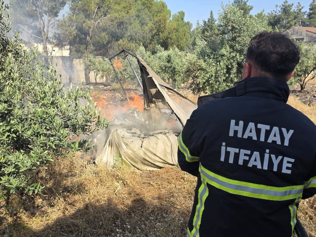 HATAY’IN HASSA İLÇESİNDE BAHÇEDE ÇIKAN YANGIN, İTFAİYE EKİPLERİNİN HIZLI MÜDAHALESİYLE GENİŞ ALANA...