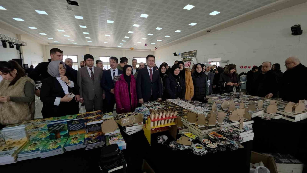 HATAY’IN HASSA İLÇESİNDE GERÇEKLEŞTİRİLEN KİTAP ŞENLİĞİNDE OKURLAR VE YAZARLAR BİR ARAYA...