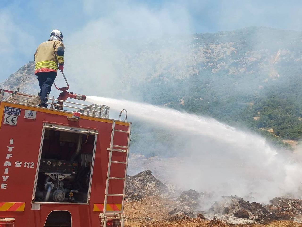 HATAY’IN HASSA İLÇESİNDE OTLUK ALANDA ÇIKAN YANGIN, İTFAİYE EKİPLERİNİN HIZLI MÜDAHALESİYLE DİĞER...