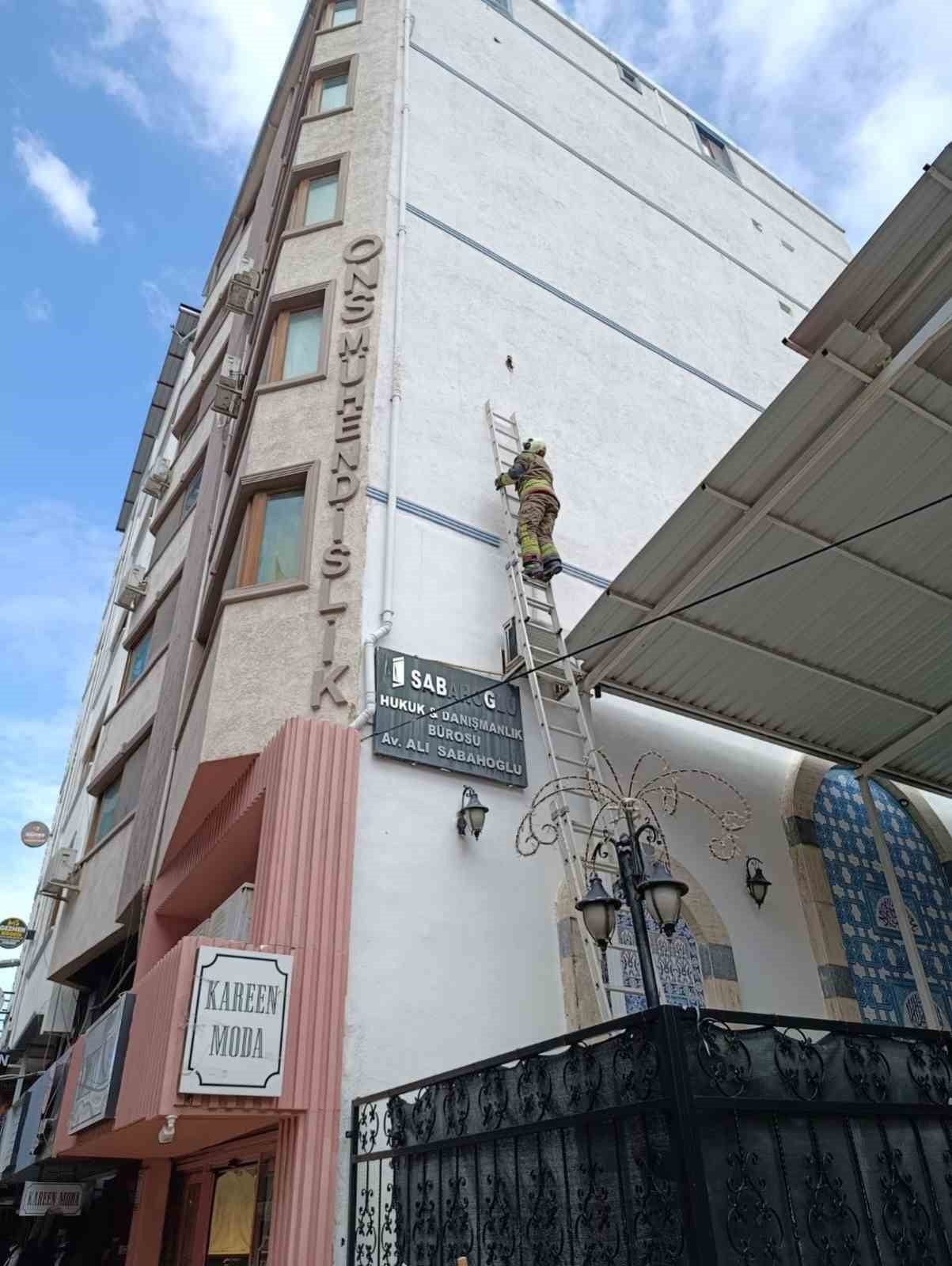 HATAY’IN İSKENDERUN İLÇESİ SAVAŞ MAHALLESİ’NDE DUVARDAKİ İPE DOLANAN BİR KUŞ MAHSUR KALDI. OLAYI...