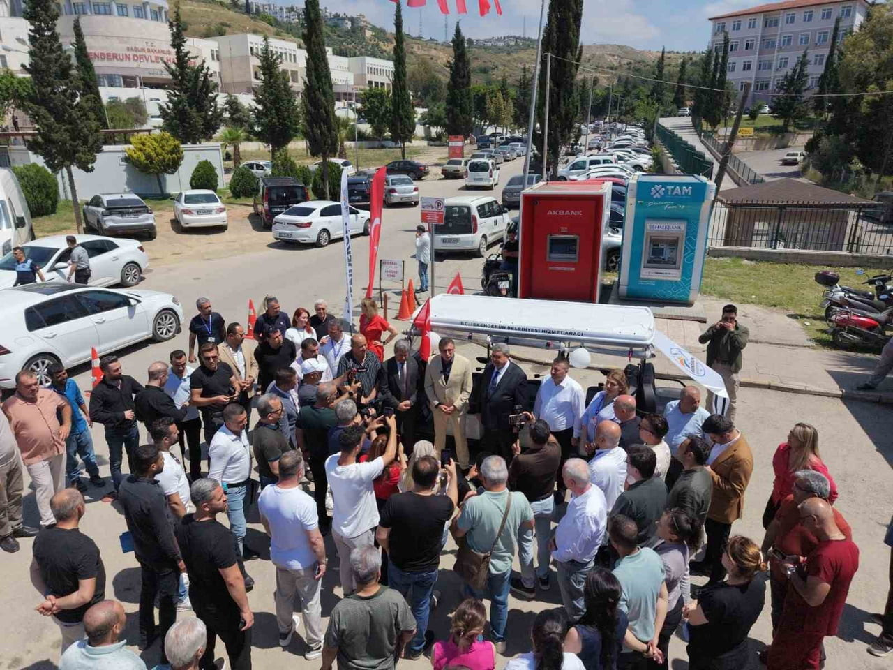 HATAY’IN İSKENDERUN İLÇESİNDE BELEDİYE BAŞKANI MEHMET DÖNMEZ, NUMUNE MAHALLESİ B BLOK DEVLET...