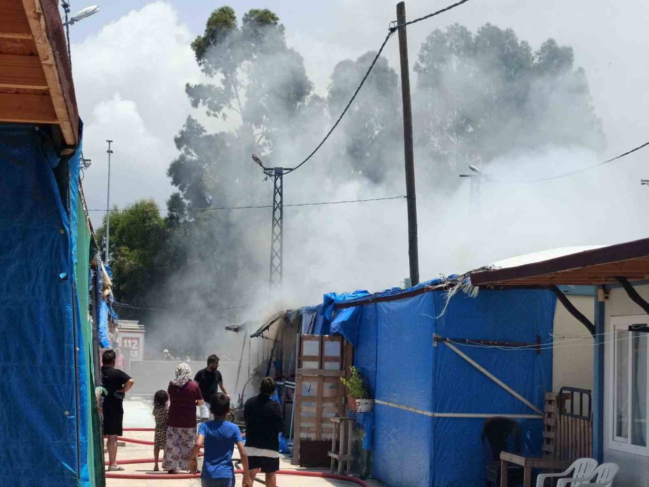 HATAY’IN İSKENDERUN İLÇESİNDE DEPREMZEDELERİN KALDIĞI KONTEYNER KENTTE ÇIKAN YANGIN, İTFAİYE...