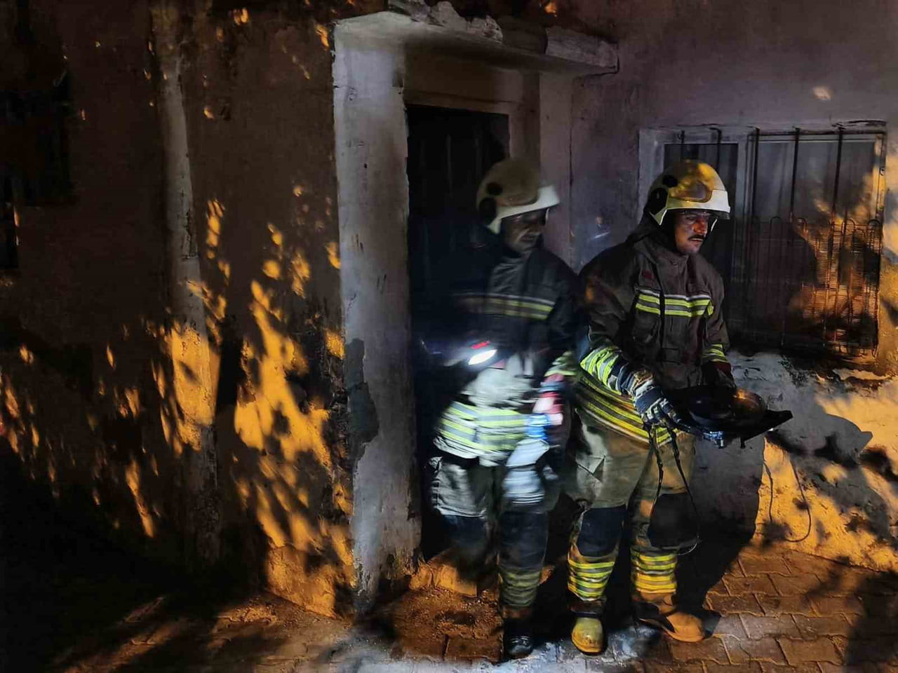 HATAY’IN İSKENDERUN İLÇESİNDE MÜSTAKİL EVDE ÇIKAN YANGIN KISA SÜREDE KONTROL ALTINA ALINDI