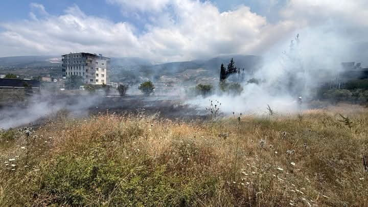 HATAY’IN İSKENDERUN İLÇESİNDE OTLUK ALANDA ÇIKAN YANGIN, İTFAİYE EKİPLERİNİN HIZLI MÜDAHALESİYLE...