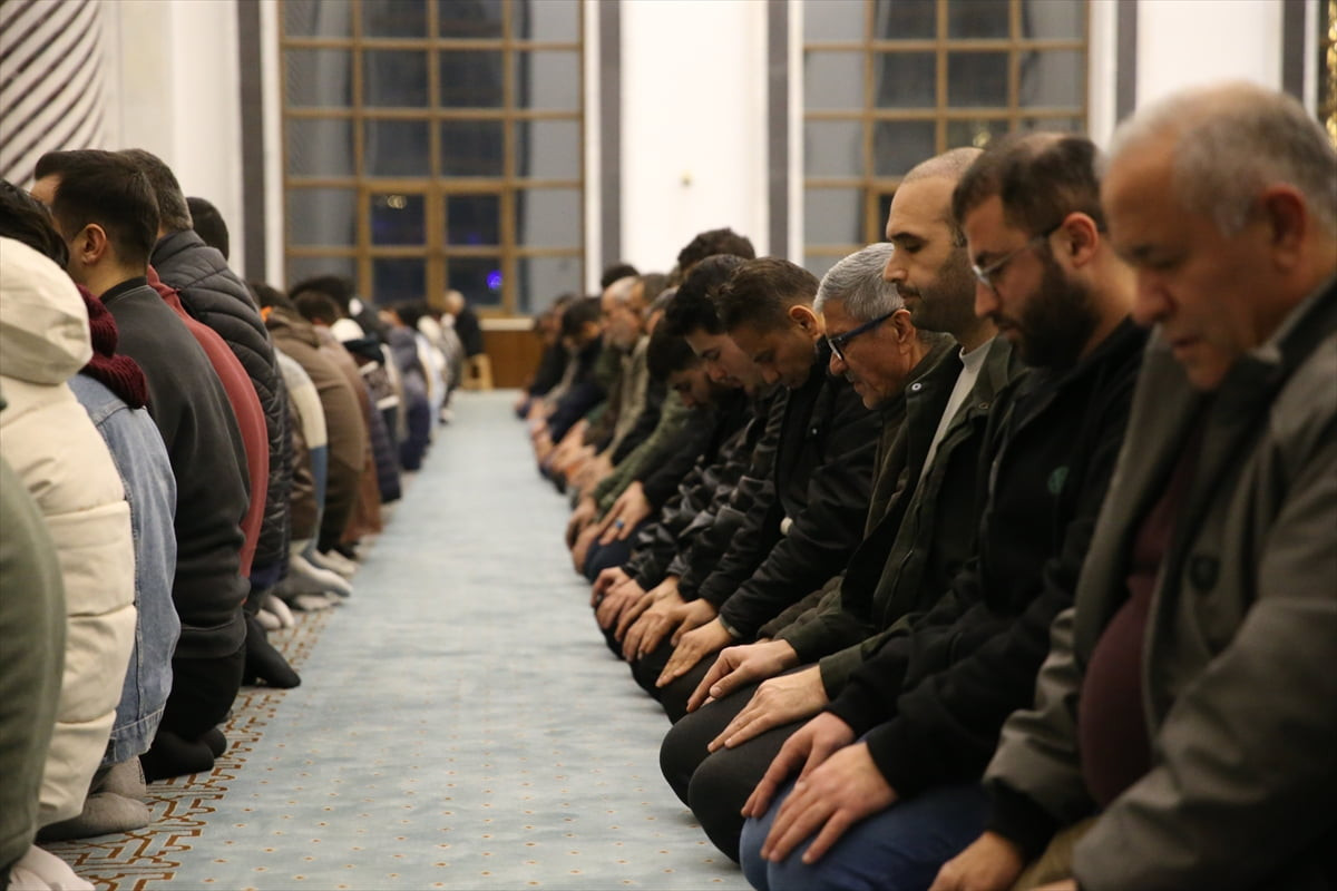 Hatay’ın İskenderun ilçesindeki Nihal Atakaş Camisi'nde Regaip Kandili nedeniyle program...